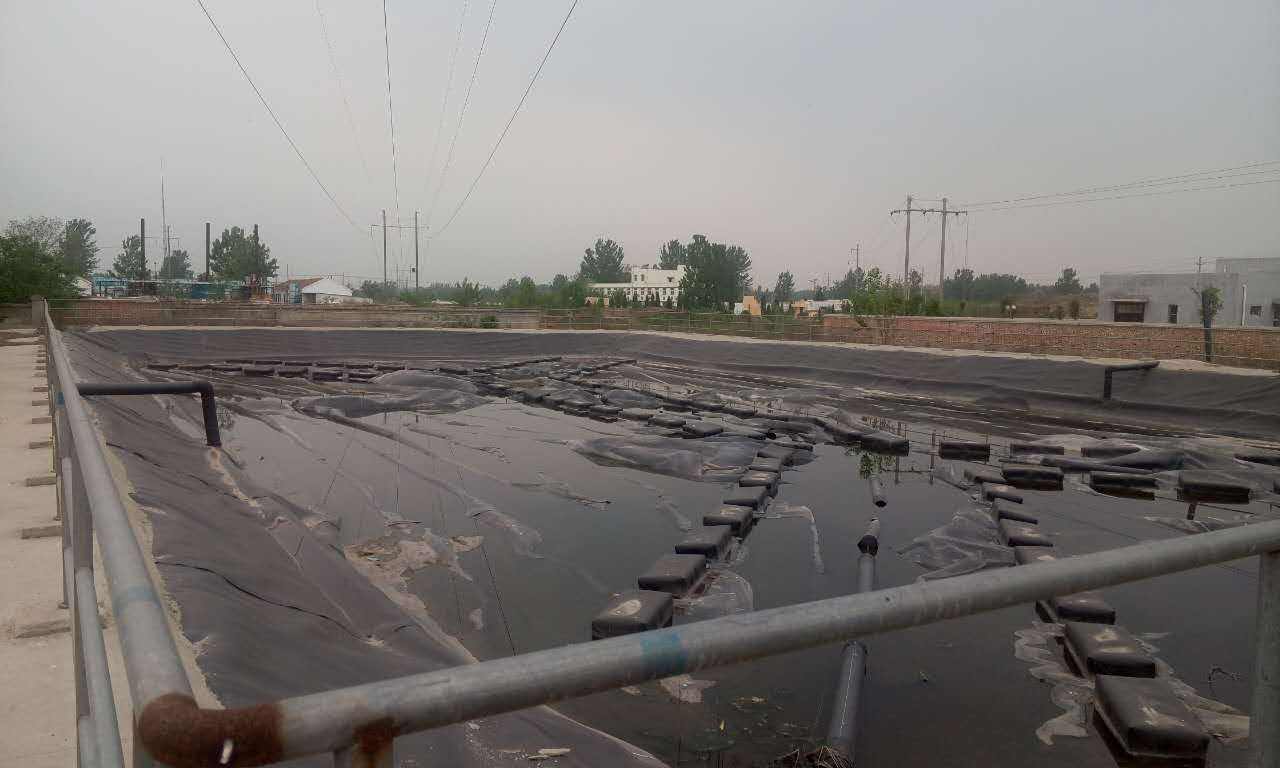 “黑膜沼液池”是由壩體、管道和HDPE膜組成的一種壩型結構。其特點是:池內儲水量大,污水停留時間長,既可節約肥料成本,又有利于保護土地資源。